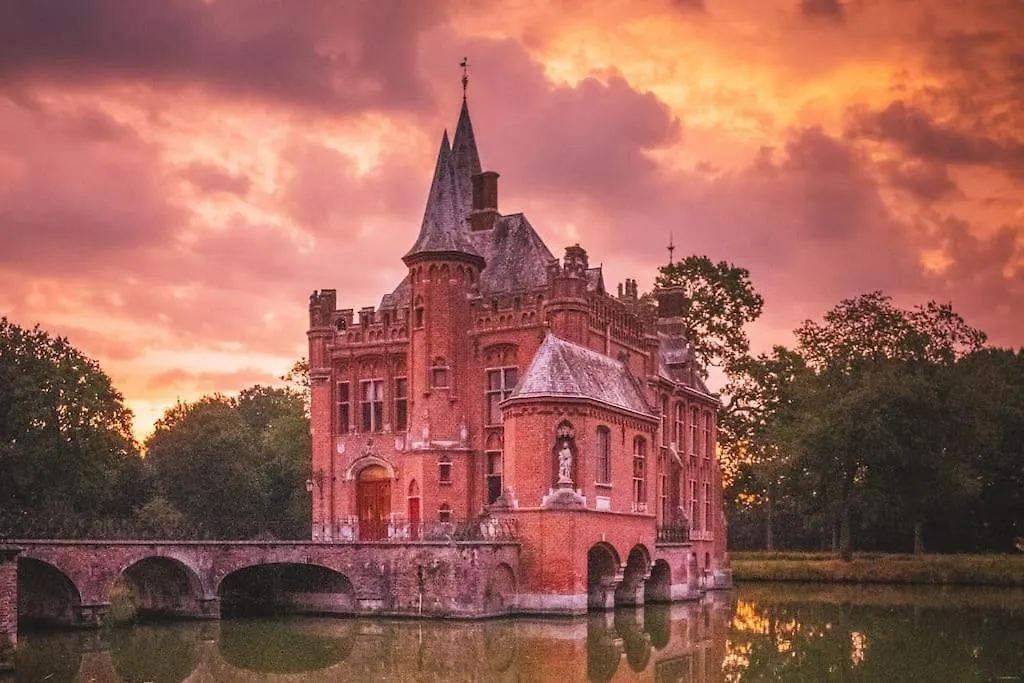 Bed and Breakfast Castle ten Berghe  à Bruges Couette-café